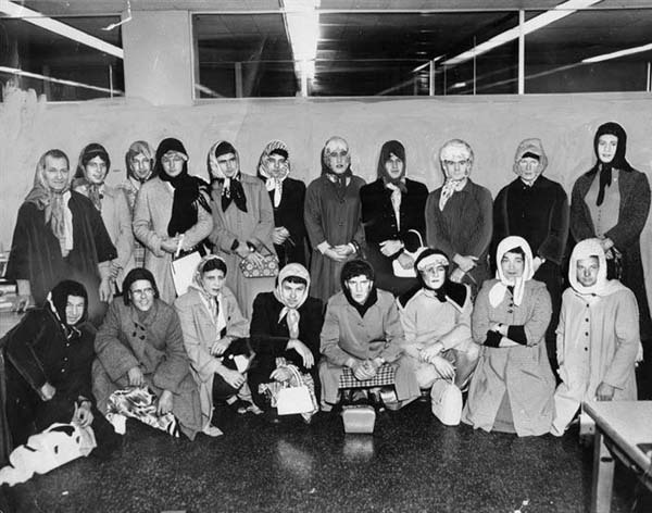6.) LAPD officers in the 1960s went undercover as women to catch a purse-snatcher.
