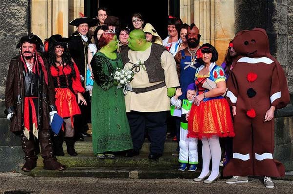 8.) Someone had a Shrek wedding, complete with costumes.