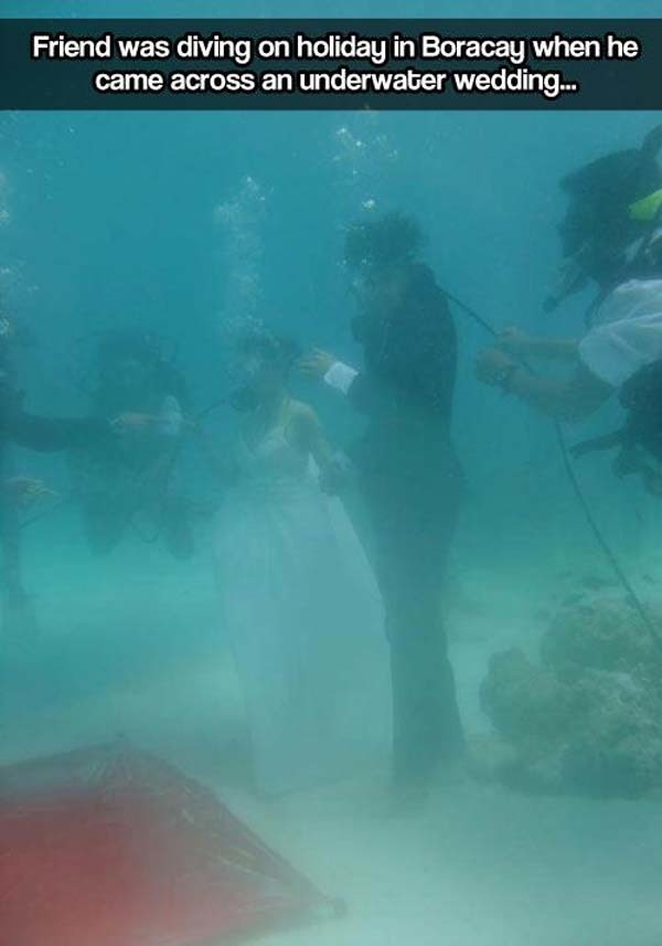 10.) This wedding happened underwater, complete with scuba diving guests.