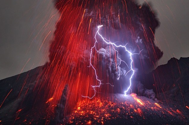 4. Volcanic lightning: Volcanic lightning occurs when a lightning storm takes place in the middle of a volcanic eruption. The theory as to why this happens is that when the volcano erupts, it projects positively-charged debris into the atmosphere. These charges then react with negative charges already present, which results in a bolt of lightning.