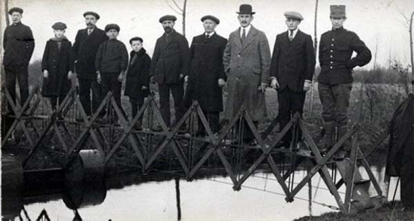 This portable extension bridge (1926).