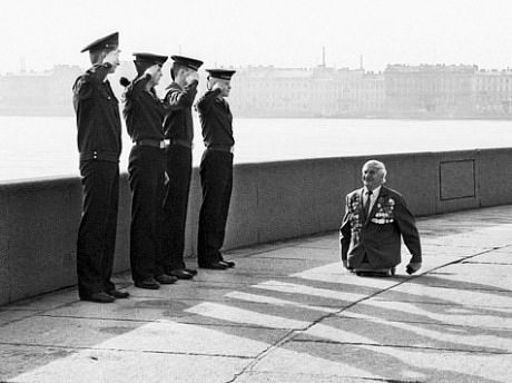 8. When this man who lost his legs in battle was saluted by 4 soldiers.
