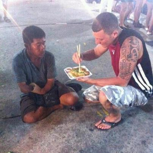 17. When this man not only bought food for a homeless guy missing an arm, but let him enjoy Japanese food that requires chopsticks by feeding him.